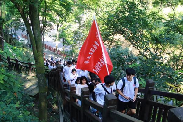 全力做好“五色经济”文章
