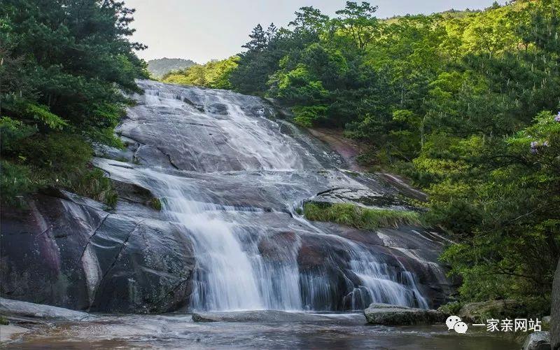 云南镇雄山体滑坡救援现场，消防员刚被提醒小心就遇石块滚落