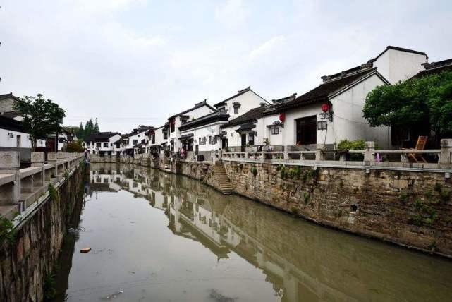 巴萨传奇队重庆之旅圆满结束 于重庆龙兴足球场3-1战胜IFDA全明星